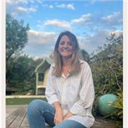 Hello, welcome! Explorez l'anglais en ligne avec une enseignante passionnée et expérimentée! Découvrez l'anglais à tous les niveaux grâce à mon dévouement, basée dans le Sud près de Montpellier. Titulaire d'une Licence en Commerce International et Espagno